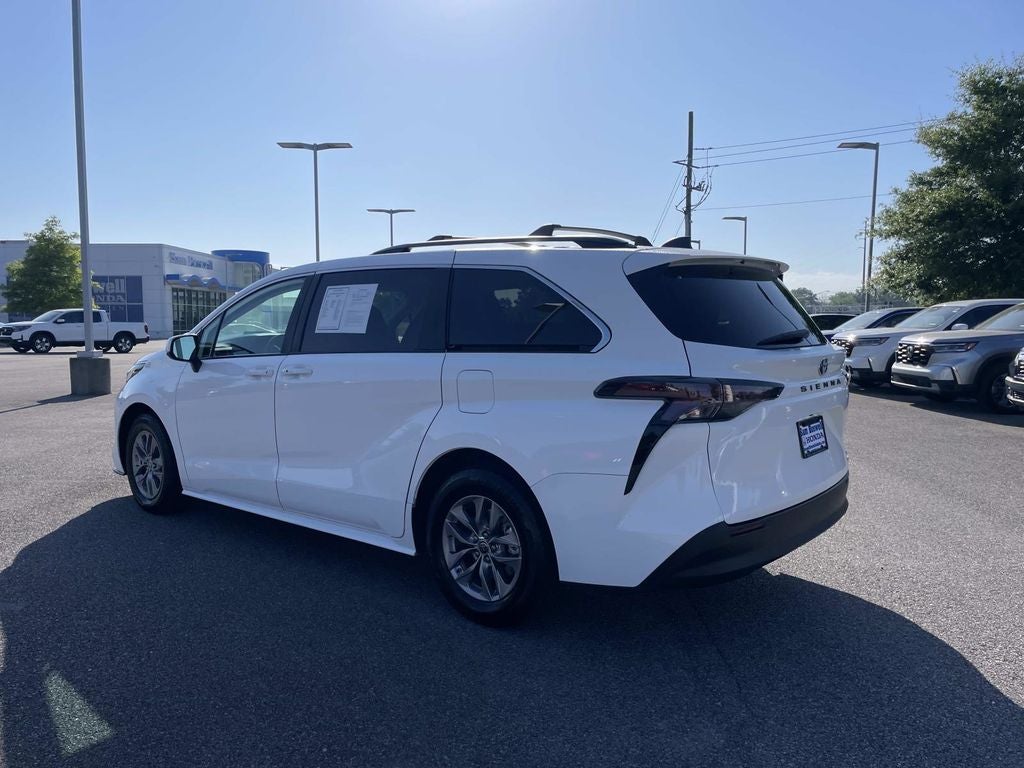 2023 Toyota Sienna LE 8 Passenger