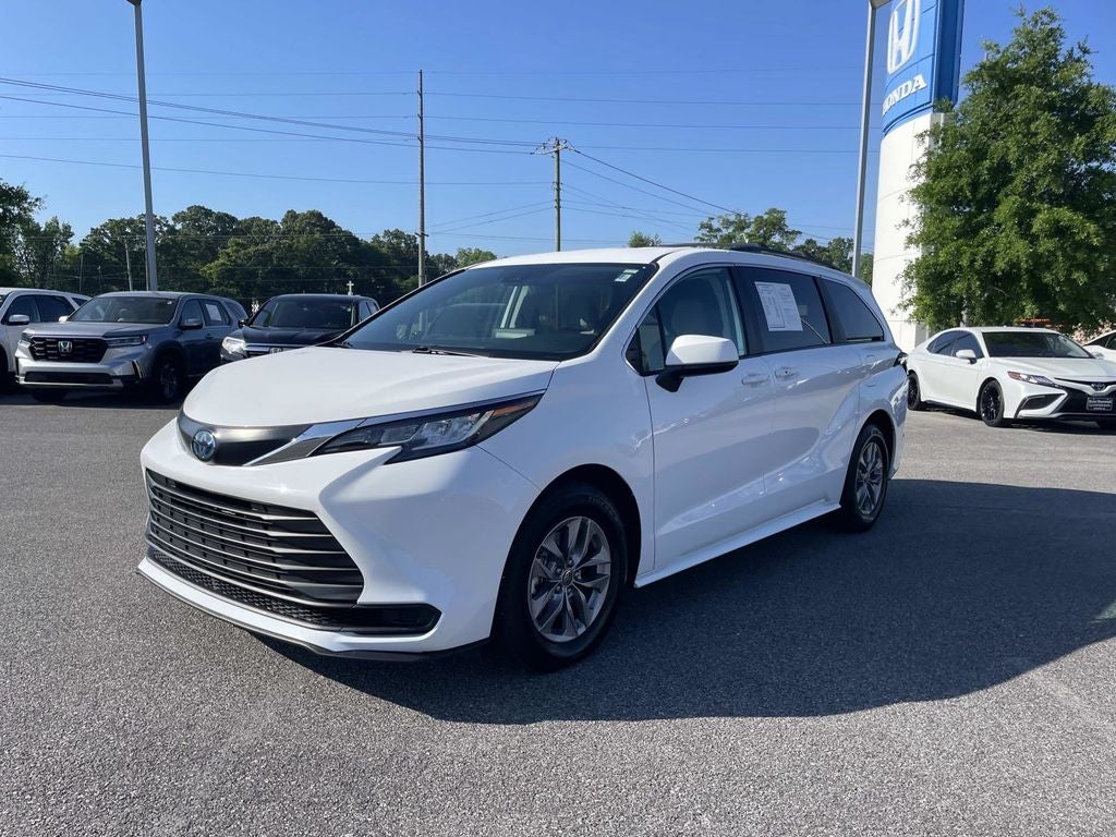 2023 Toyota Sienna LE 8 Passenger