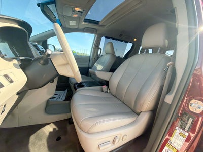 2014 Toyota Sienna XLE 8 Passenger