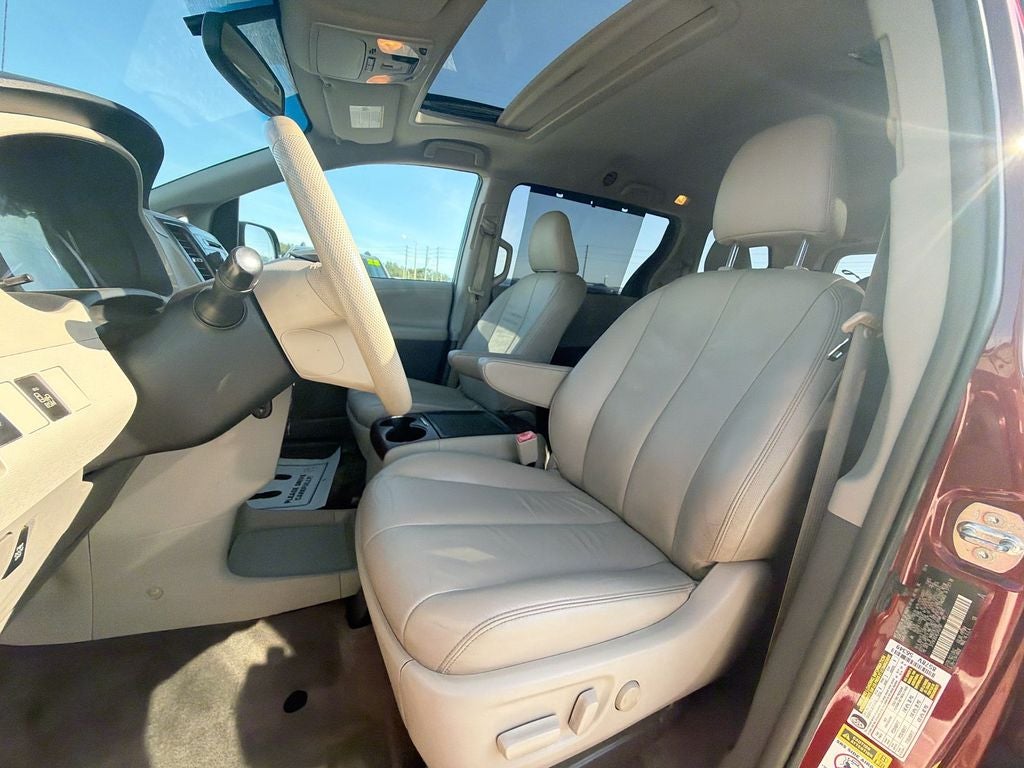 2014 Toyota Sienna XLE 8 Passenger