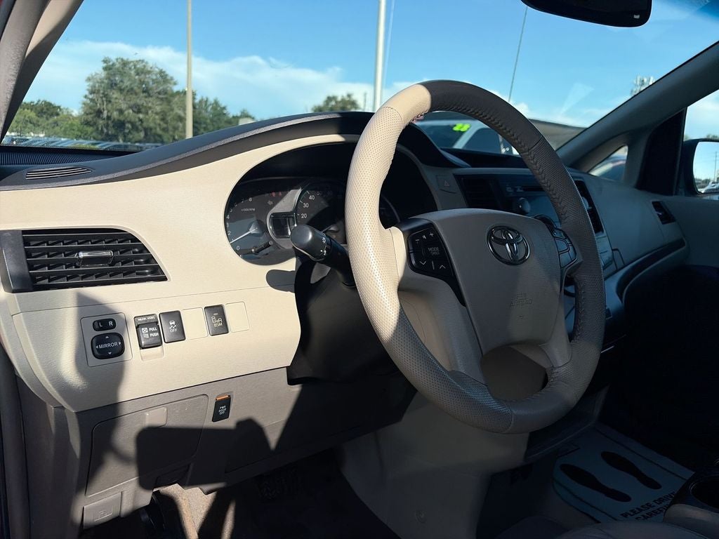 2014 Toyota Sienna XLE 8 Passenger