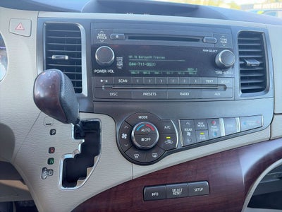2014 Toyota Sienna XLE 8 Passenger