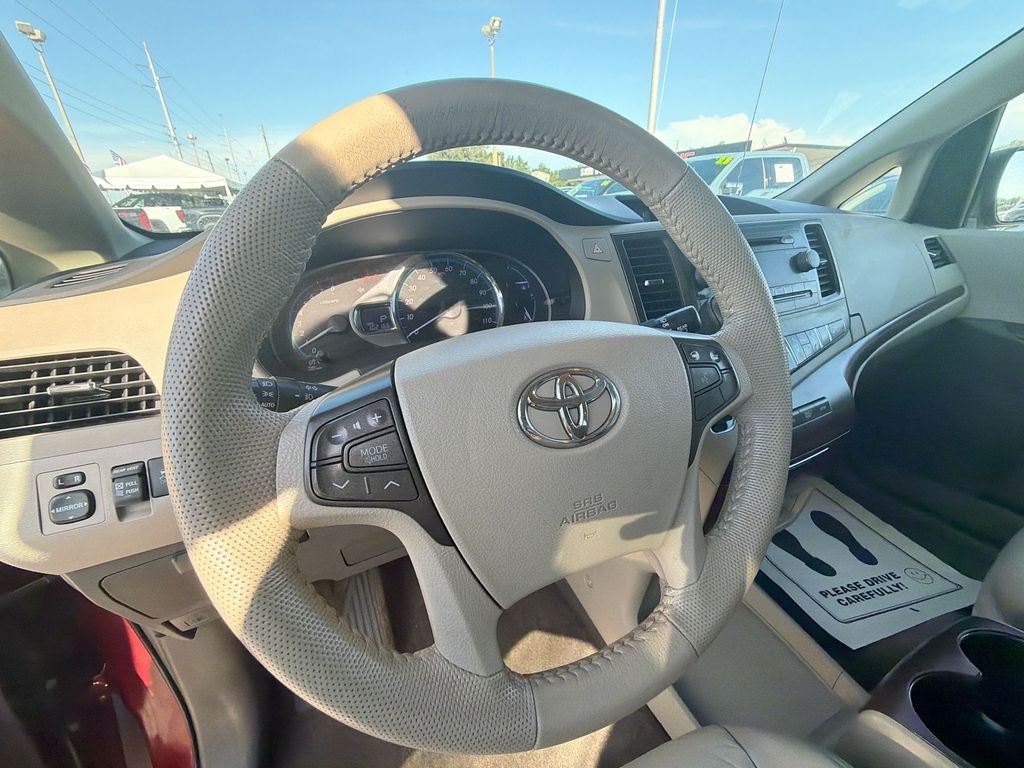 2014 Toyota Sienna XLE 8 Passenger