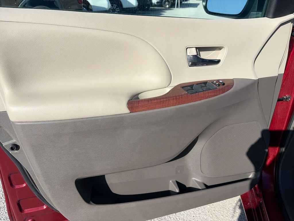 2014 Toyota Sienna XLE 8 Passenger